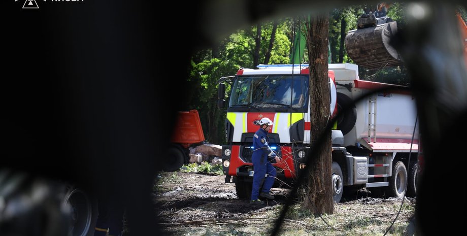 спасатель на месте обстрела