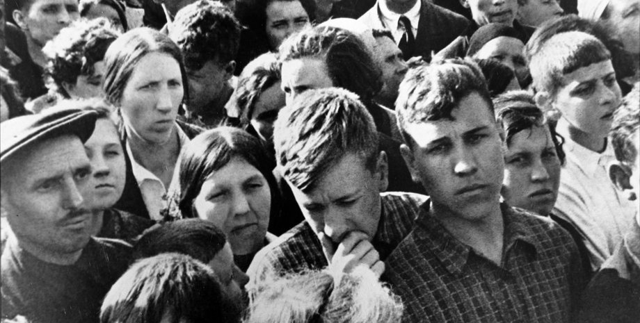 Жители Москвы слушают выступление Молотова / Фото: waralbum.ru