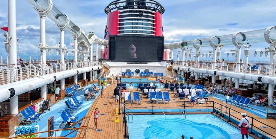 Жінка "реготала щосили" від запитання туристів під час круїзу зі своїм татом