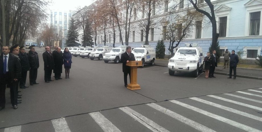 Петр Порошенко на церемонии передачи бронавтомобилей миссии ОБСЕ / Фото: facebook пресс-секретаря президента