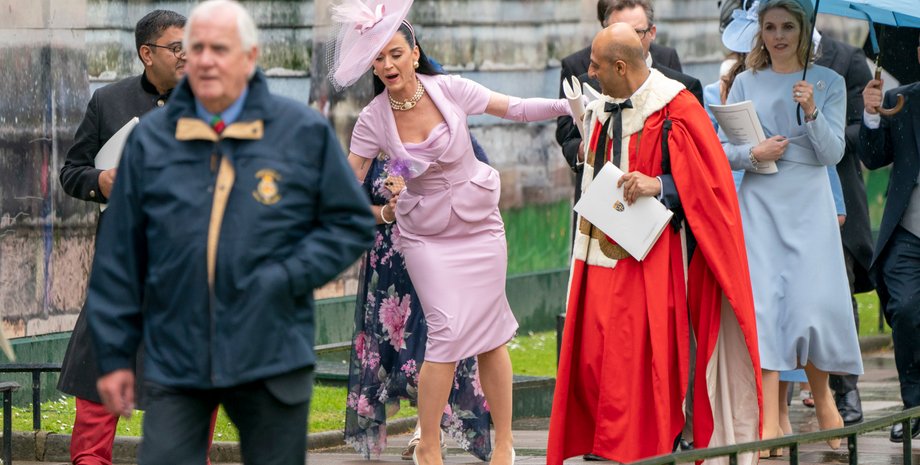 Кэти Перри, Кэти Перри на коронации чарльза ІІІ, коронация чарльза ІІІ, Кэти Перри коронационный концерт, Кэти Перри поскользнулась