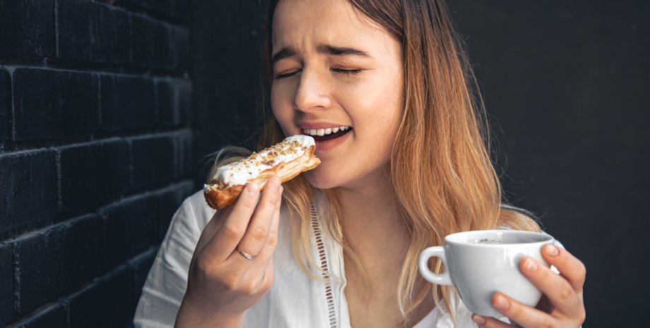 Дівчина їсть тістечко