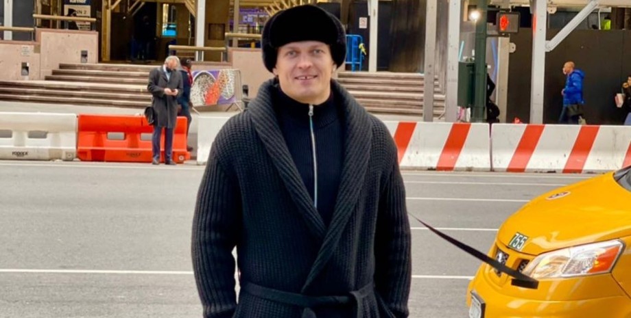 Александр Усик в Нью-Йорке перед боем Ломаченко - Комми