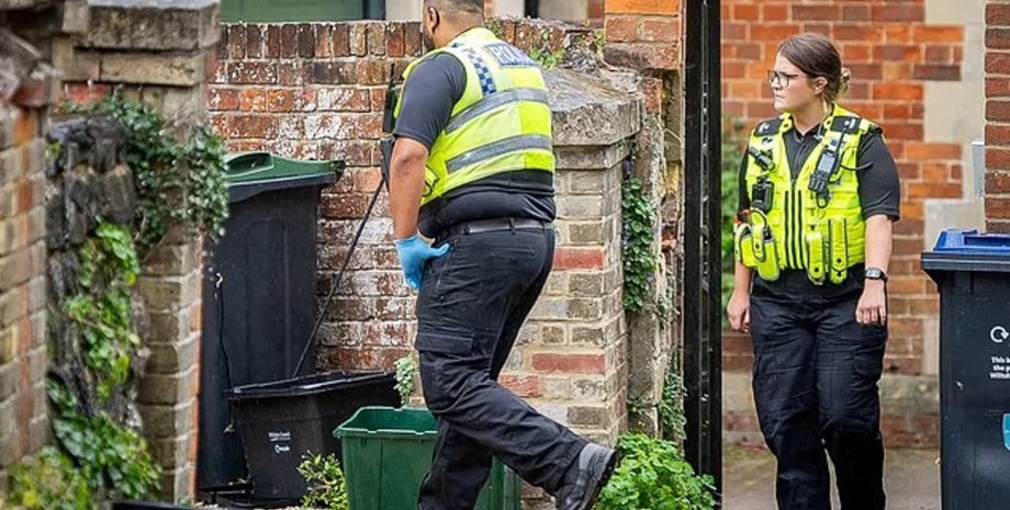 Полиция ищет тело, мусорный бак, части тела, взволнованные жители, розыгрыш, шутка, полиция, место преступления