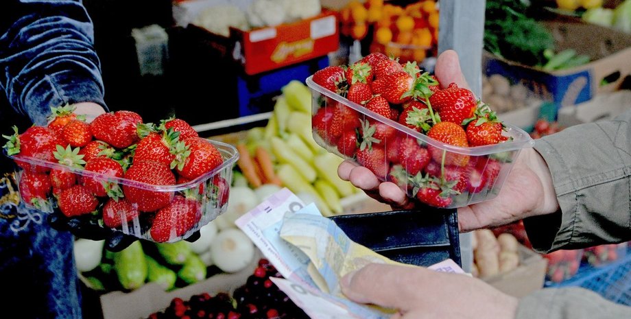 Цены на клубнику постепенно падают на рынке