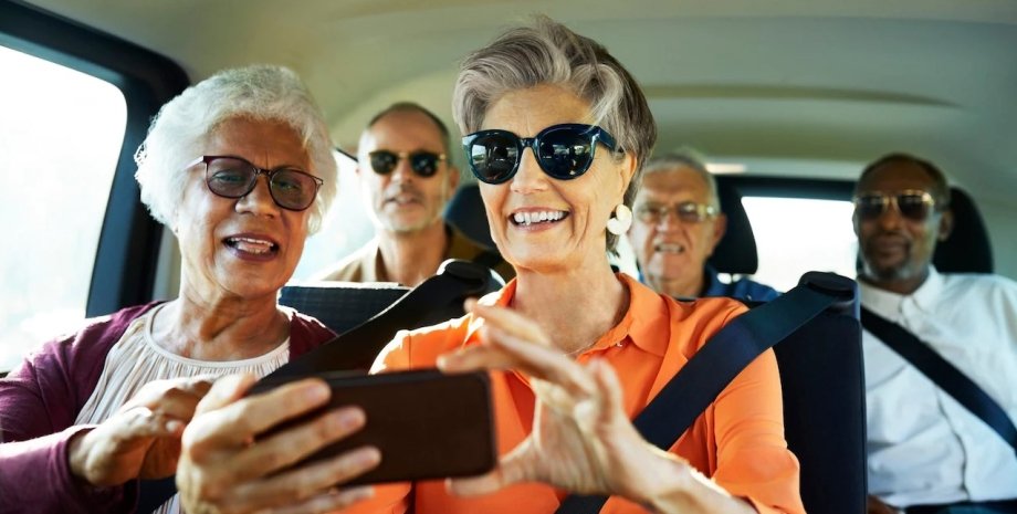 літні люди старі, літні, веселощі, смартфон, селфі, машина
