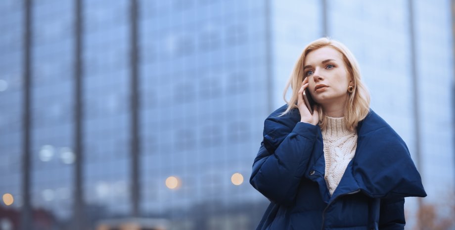 дівчина в пуховику