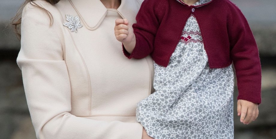 кейт міддлтон, принцеса шарлотта, лілібет, принц гаррі, сукня