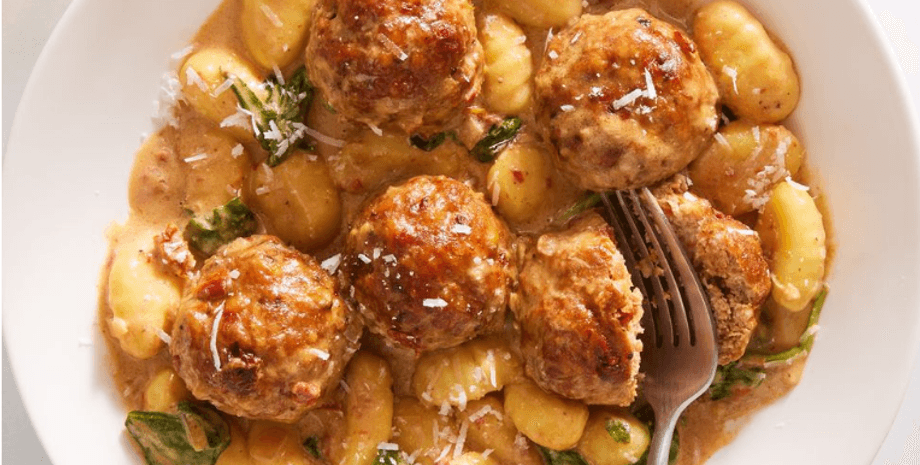 фрикадельки, ньокки, соус, тарелка, вилка, блюдо, еда