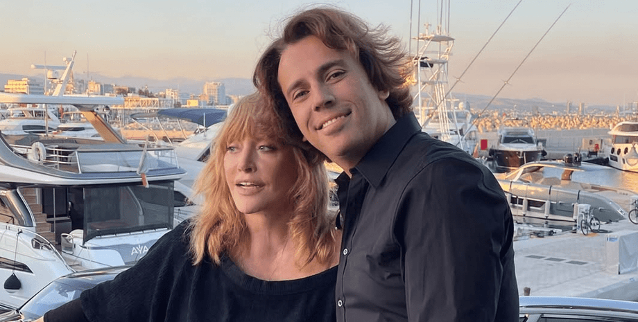 Алла Пугачева и Максим Галкин на побережье