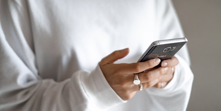 Смартфон на Android в руке Смартфон на Android в руке