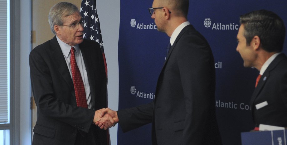 Арсений Яценюк и  Джейкоб Лью / Фото пресс-службы Кабмина