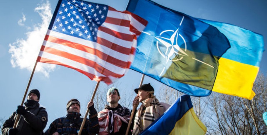 нато, саммит, вильнюс, украина в нато, членство украины в нато, люди с флагами сша и украины,