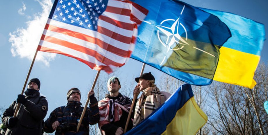 нато, саммит, вильнюс, украина в нато, членство украины в нато, люди с флагами сша и украины,