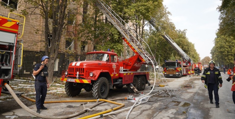 Під час брифінгу щодо влучання росіянами по навчальному закладу у Полтаві, викон...