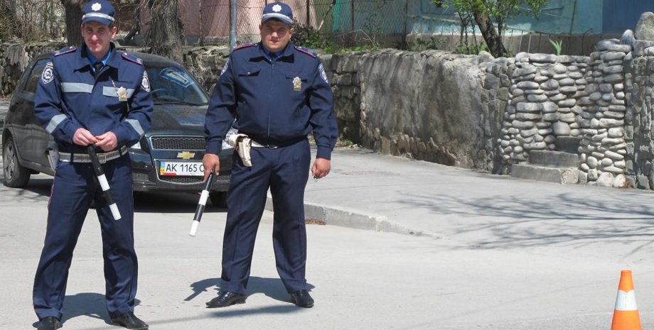 Работники ГАИ / Фото: kafanews.com