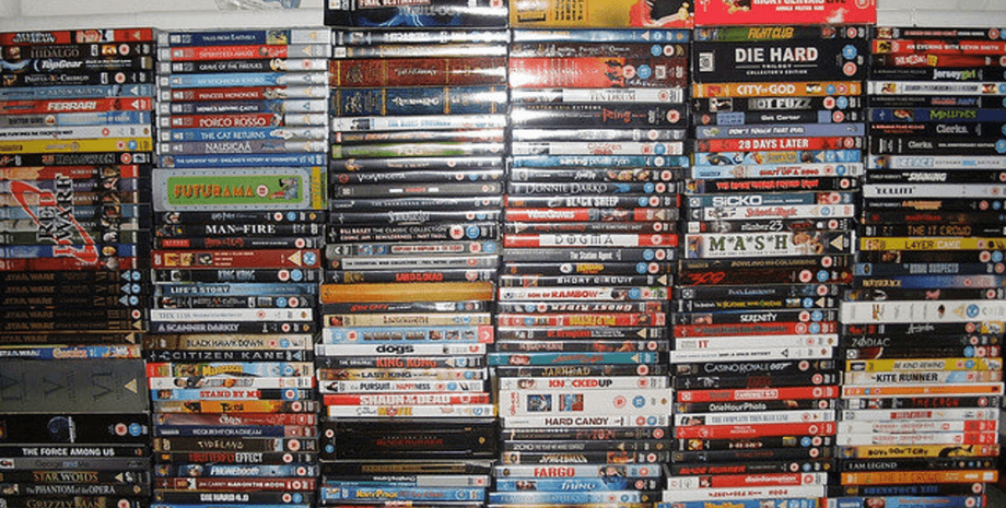 Мужчина хотел избавиться от старых DVD-дисков, но обнаружил, что они стоят целого состояния