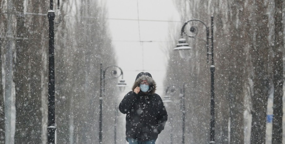 коронавірус, Україна, зима, людина в масці