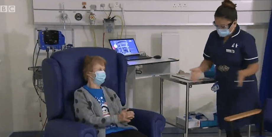 Великобритания, вакцинация, 90-летняя женщина