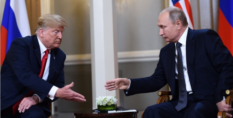 Дональд Трамп та Володимир Путін Дональд Трамп та Володимир Путін тиснуть один одному руки під час зустрічі