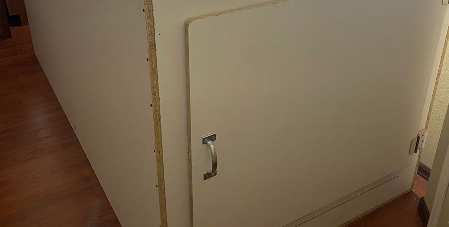 Мужчина построил гроб, чтобы наконец избавиться от шумных родственников, как выглядит его конструкция