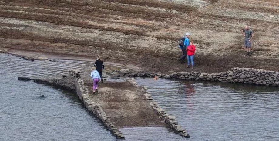 Затопленная деревня в Британии, старинная деревня, затопили деревню, водохранилище, принесли в жертву, подорвали здания