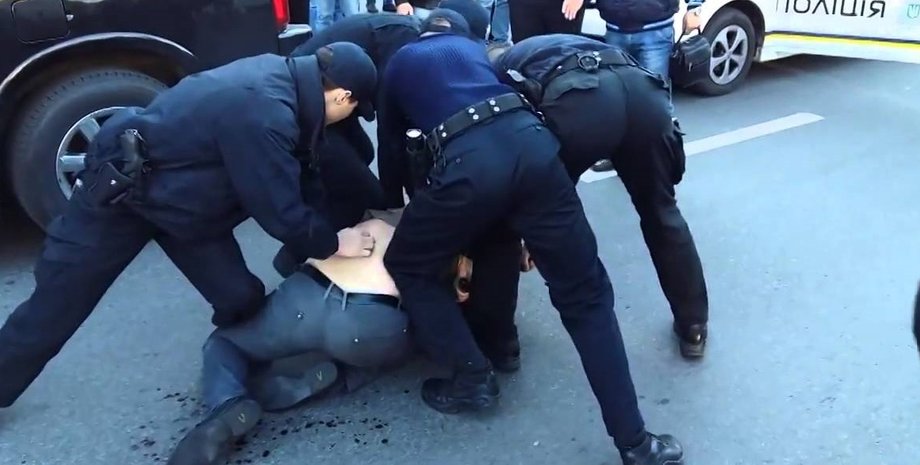 Полицейские, задержание