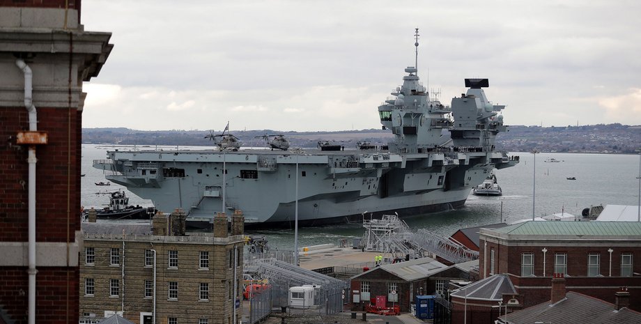 британский авианосец идет в средиземное море