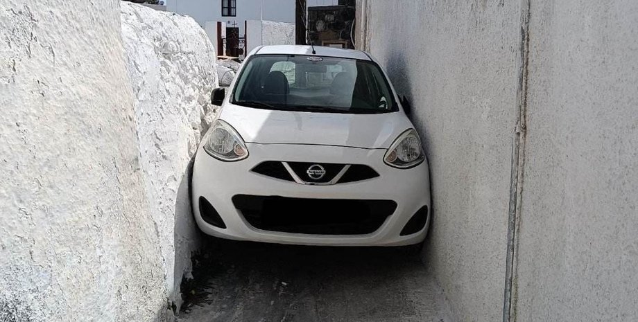 Nissan, Nissan Micra, Nissan Греция, Авто, Автомобили, Хэтчбек, Фото, Курьезы, Инцидент, Застрял
