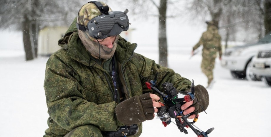 Российский военный с дроном БПЛА, дрон, военный РФ, оккупант