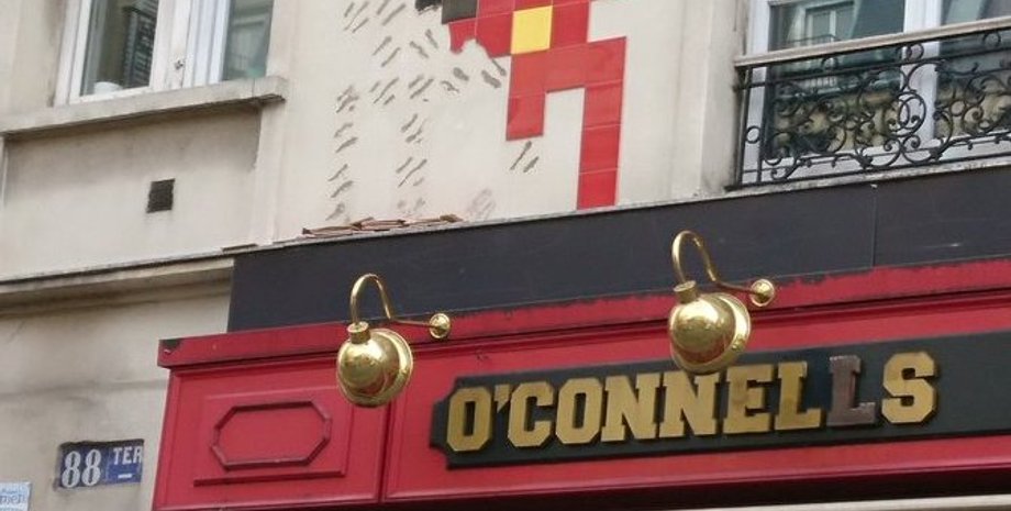 Остатки мозаики на фасаде / Фото: twitter.com/BastienLopez_