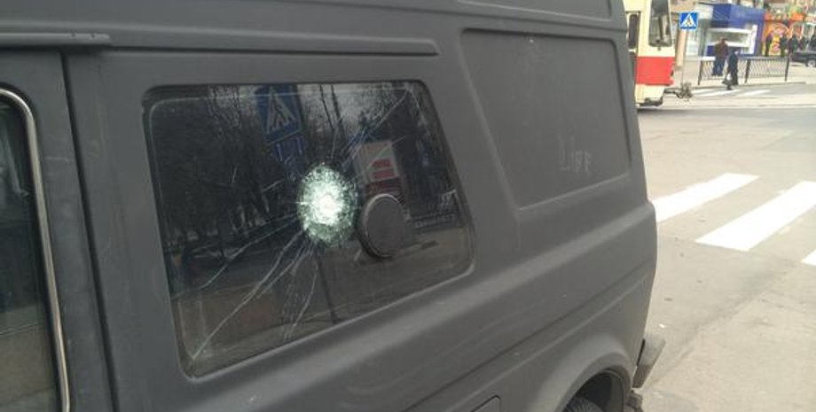 Обстрелянная машина Lifenews в Донецке / Фото: twitter@pete_leonard