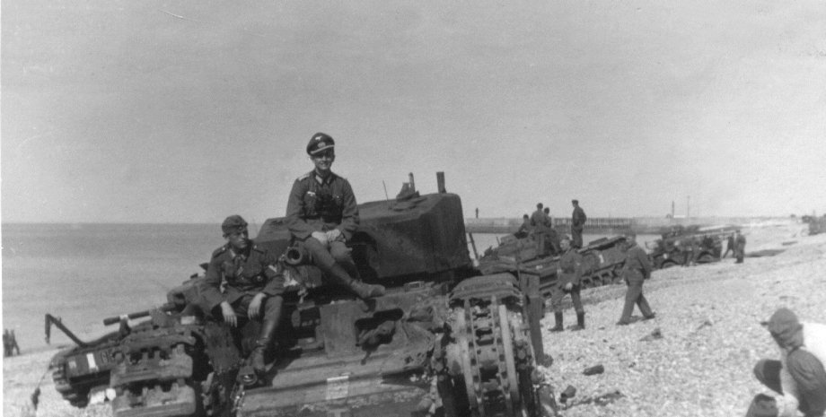 Немецкие военные позируют для фото на подбитом танке "Черчилль" / Фото: veterans.gc.ca
