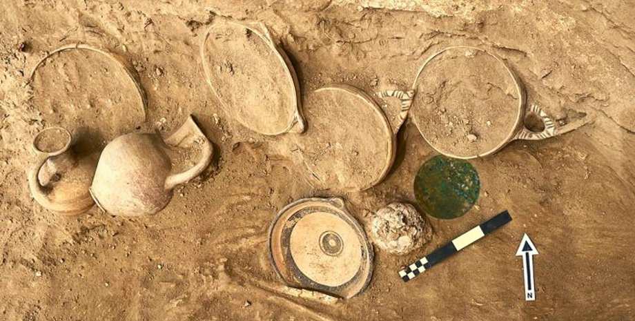 зеркало, артефакт, археологи, археология, Кипр, Крит, Эгейский регион, раскопки, находка, бронза, порт, город, гробница, кладбище, культура, исследователи, мастерская, производство, цивилизация