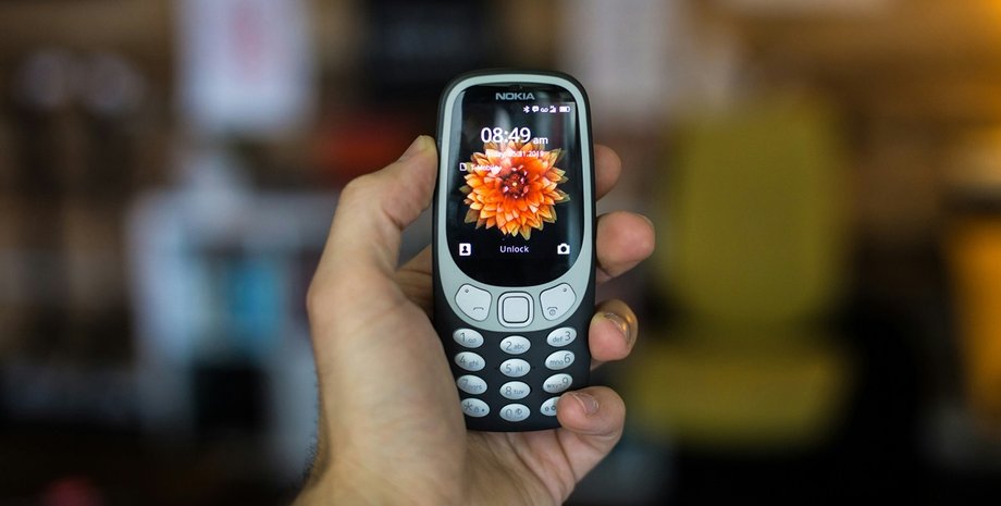 кнопочный телефон Nokia в руке
