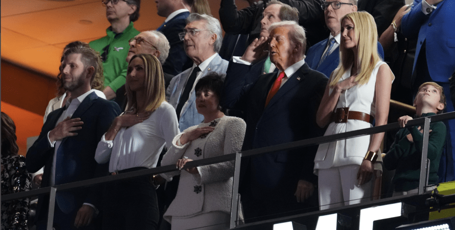 Дональд Трамп с детьми Дональд Трамп, супербоул 2025, иванка трамп, эрик трамп, дочь дональда трампа, сын дональда трампа