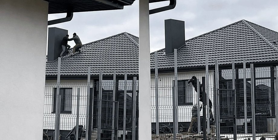 На Волыни во время побега от военных мужчина залез на крышу и упал