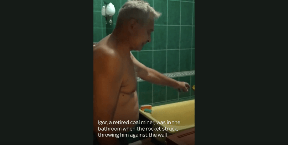 Мужчина, пострадавший от обстрела, обстрел в Покровске,