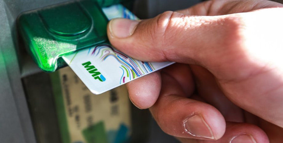 Дефицит чипов к банковским картам