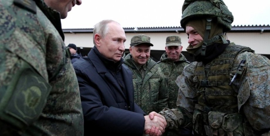 Владимир Путин и военнослужащий РФ Владимир Путин и военнослужащий РФ