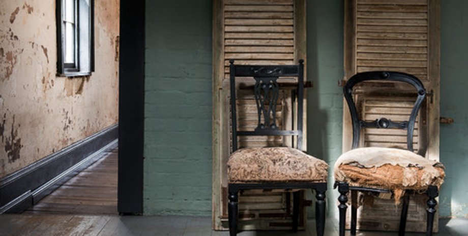 Чоловік знайшов у будинку таємничу записку з магічними символами, курйозні знахідки вдома, приколи, цікаві новини