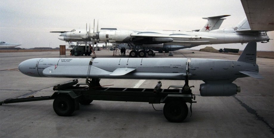 Před 24 lety Ukrajina převedla Ruskou federaci X-55 cm, která může nést jaderný ...