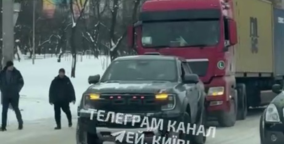 пикап В Киеве пикап буксировал фуру