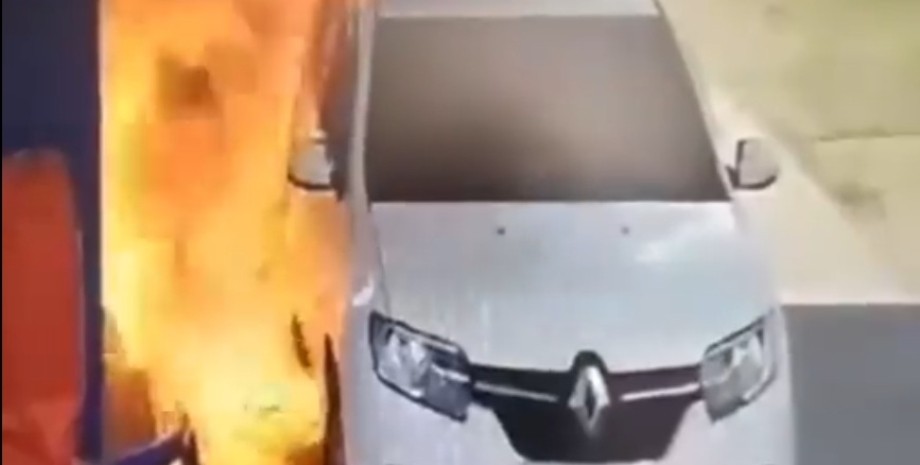 W Rosji kierowca palił podczas napełniania gazu i prawie spalił stację benzynową...