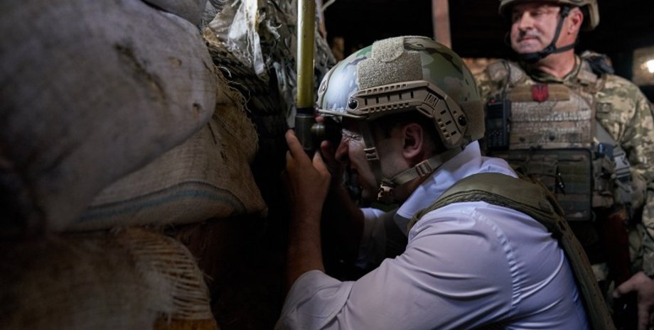 Президент во время поездки в зону ООС / Фото: ОП