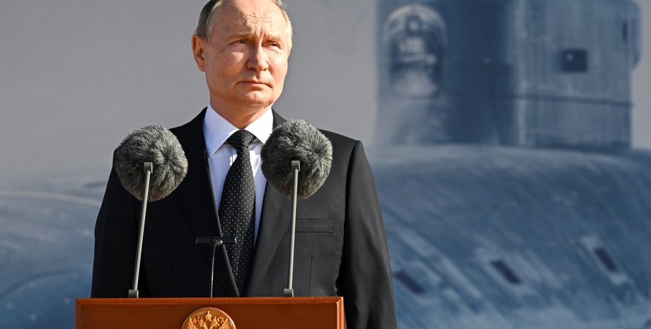 Володимир Путін біля субмарини Князь Дмитро Пожарський