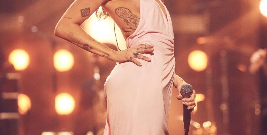 Майли Сайрус Майли Сайрус Flowers, Майли Сайрус и Лиам Хемсворт, Майли Сайрус муж, Майли Сайрус песни, Майли Сайрус клип