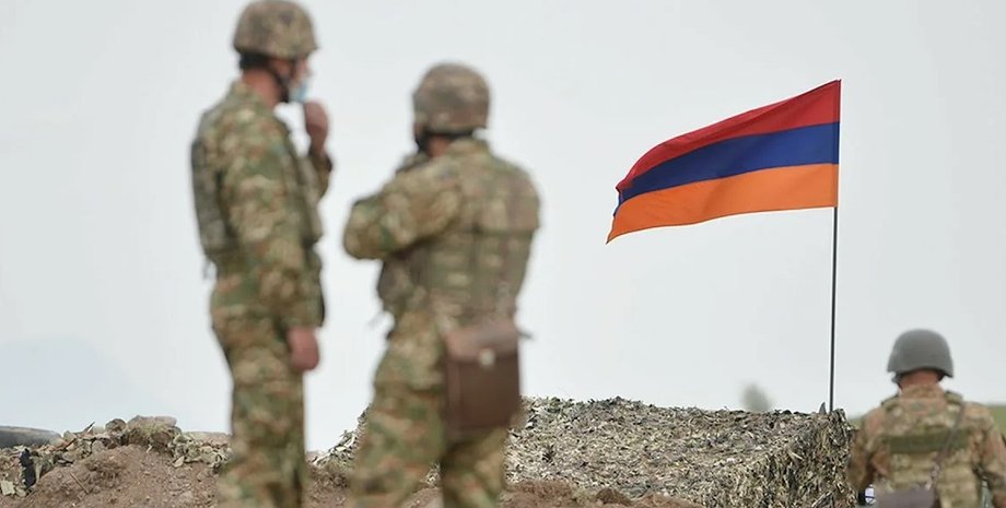 Военные и флаг Армении