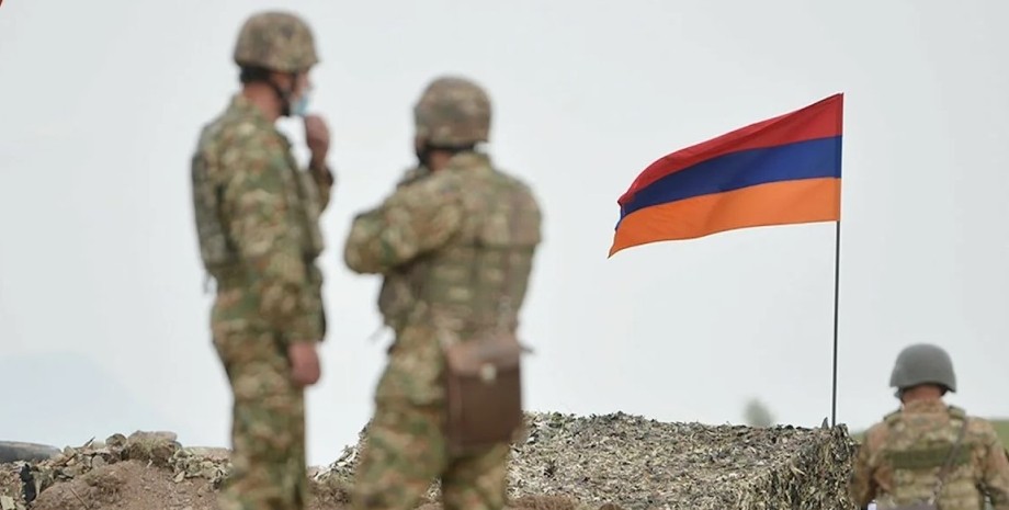 Военные и флаг Армении