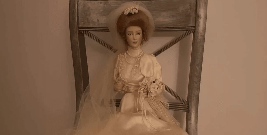 Кукла одержимая привидением, кукла, игрушка, зловещая игрушка, кукла нападает на мужчин, кукла одержимая невестой,